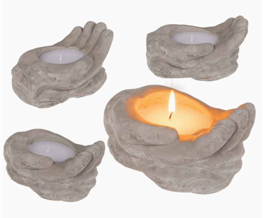 Kaars in handen van steen